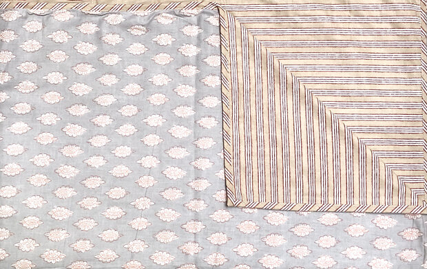 quilt zomer reversible dun-sprei 2 pers. 6- vergrijsd lichtblauw/ warm beige streep